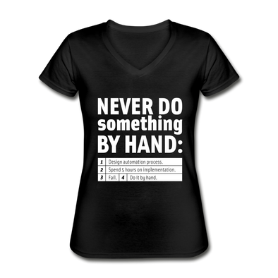 Frauen-T-Shirt mit V-Ausschnitt: Never do something by hand. - Schwarz