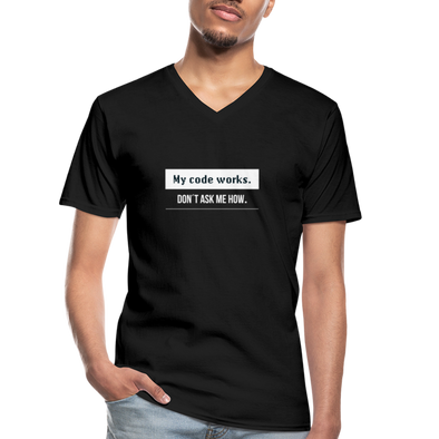 Männer-T-Shirt mit V-Ausschnitt: My code works. Don’t ask me how. - Schwarz