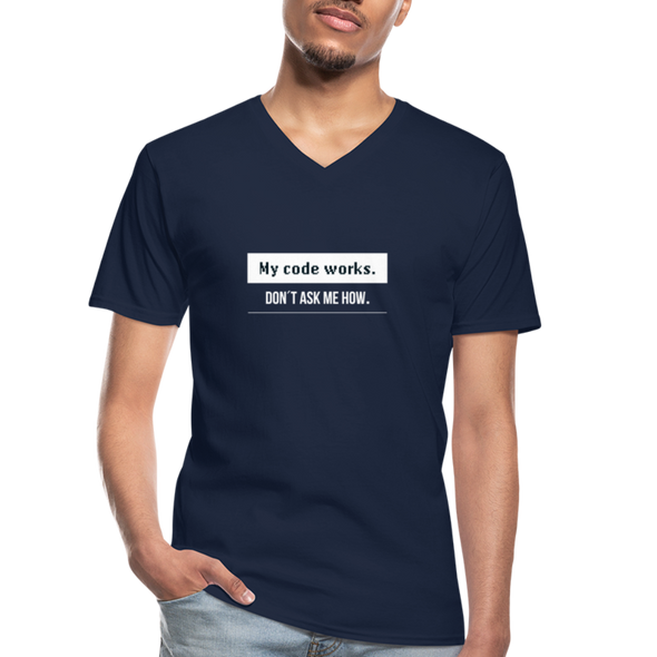 Männer-T-Shirt mit V-Ausschnitt: My code works. Don’t ask me how. - Navy