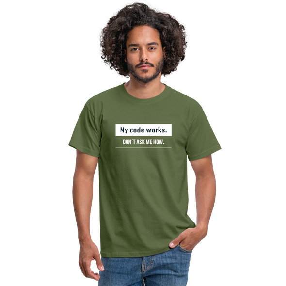 Männer T-Shirt: My code works. Don’t ask me how. - Militärgrün