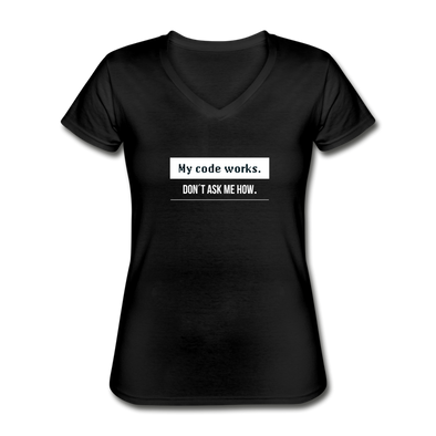 Frauen-T-Shirt mit V-Ausschnitt: My code works. Don’t ask me how. - Schwarz