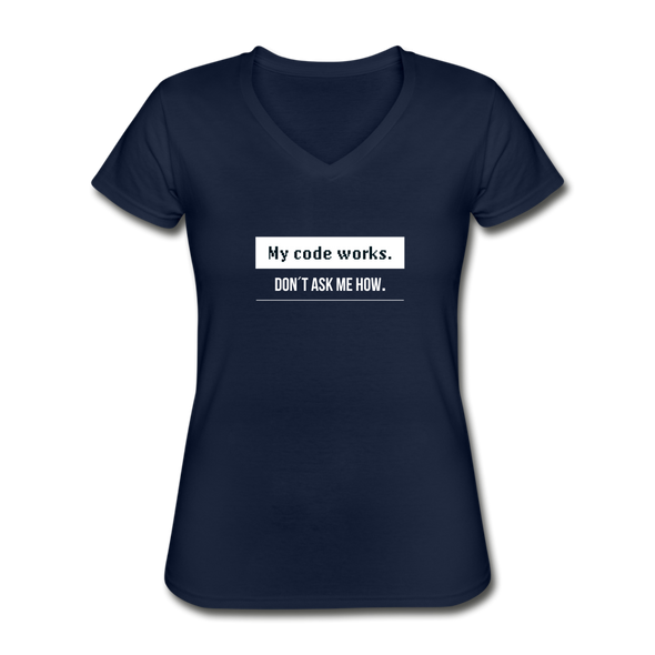 Frauen-T-Shirt mit V-Ausschnitt: My code works. Don’t ask me how. - Navy