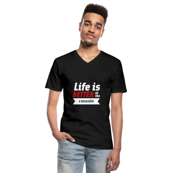 Männer-T-Shirt mit V-Ausschnitt: Life is better at the console - Schwarz
