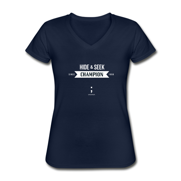 Frauen-T-Shirt mit V-Ausschnitt: Hide & Seek Champion since 1958 - Navy
