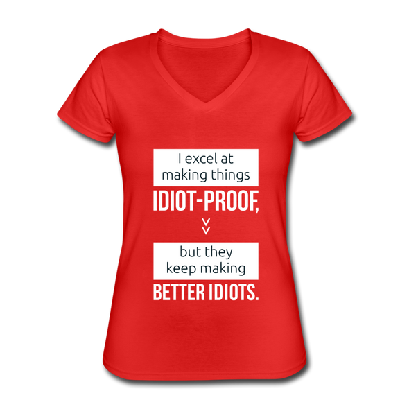 Frauen-T-Shirt mit V-Ausschnitt: I excel at making things idiot-proof, but they keep making better idiots. - Rot