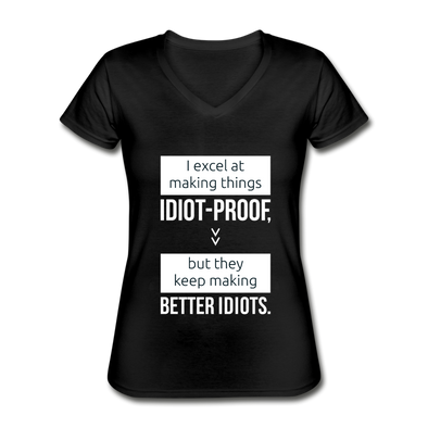 Frauen-T-Shirt mit V-Ausschnitt: I excel at making things idiot-proof, but they keep making better idiots. - Schwarz