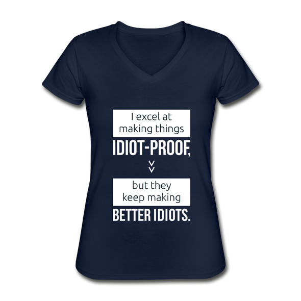 Frauen-T-Shirt mit V-Ausschnitt: I excel at making things idiot-proof, but they keep making better idiots. - Navy