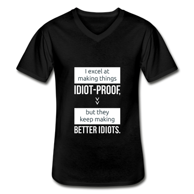 Männer-T-Shirt mit V-Ausschnitt: I excel at making things idiot-proof - Schwarz