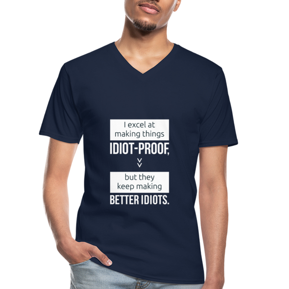 Männer-T-Shirt mit V-Ausschnitt: I excel at making things idiot-proof - Navy