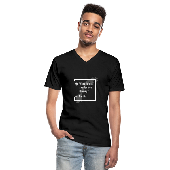 Männer-T-Shirt mit V-Ausschnitt: A coder from norway – Nerdic - Schwarz