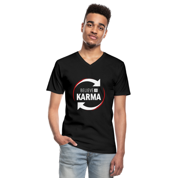 Männer-T-Shirt mit V-Ausschnitt: Believe in Karma - Schwarz