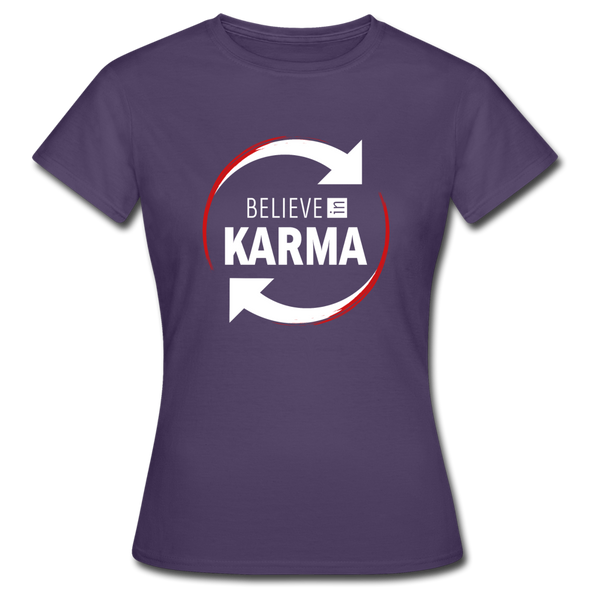 Frauen T-Shirt: Believe in Karma - Dunkellila