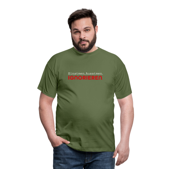 Männer T-Shirt: Einatmen. Ausatmen. Ignorieren. - Militärgrün