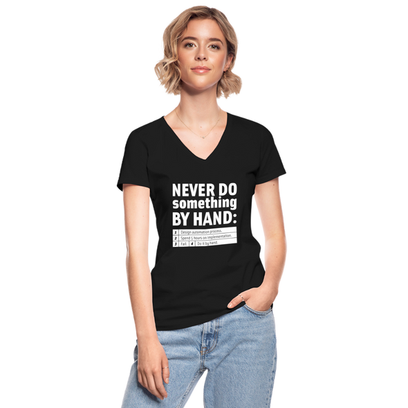 Frauen-T-Shirt mit V-Ausschnitt: Never do something by hand. - Schwarz