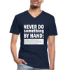 Männer-T-Shirt mit V-Ausschnitt: Never do something by hand. - Navy