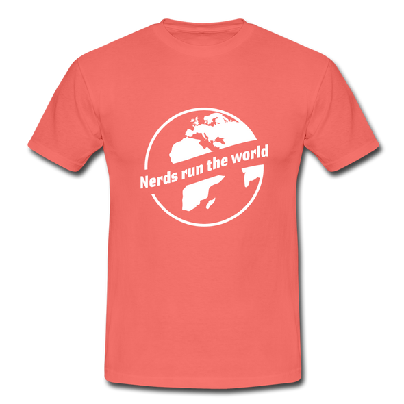 Männer T-Shirt: Nerds run the world. - Koralle