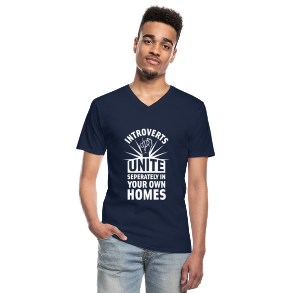 Männer-T-Shirt mit V-Ausschnitt: Introverts unite separately in your own homes. - Navy
