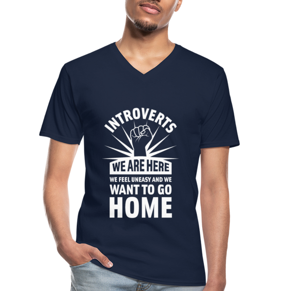 Männer-T-Shirt mit V-Ausschnitt: Introverts – We´re here. We feel uneasy and … - Navy