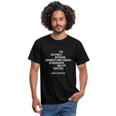 Männer T-Shirt: The distance between insanity and genius … - Schwarz