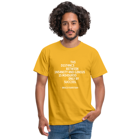 Männer T-Shirt: The distance between insanity and genius … - Gelb