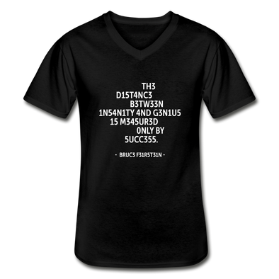 Männer-T-Shirt mit V-Ausschnitt: The distance between insanity and genius … - Schwarz
