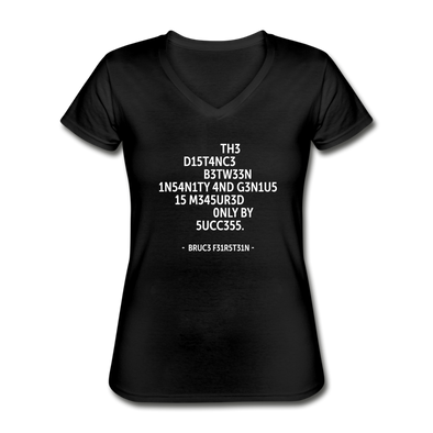 Frauen-T-Shirt mit V-Ausschnitt: The distance between insanity and genius … - Schwarz