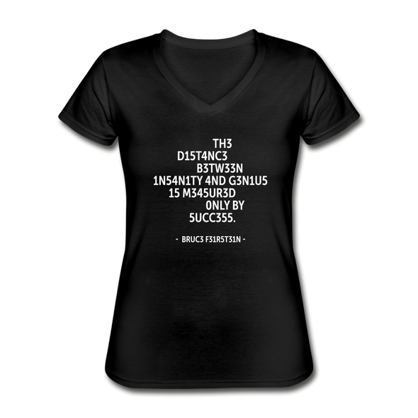 Frauen-T-Shirt mit V-Ausschnitt: The distance between insanity and genius … - Schwarz