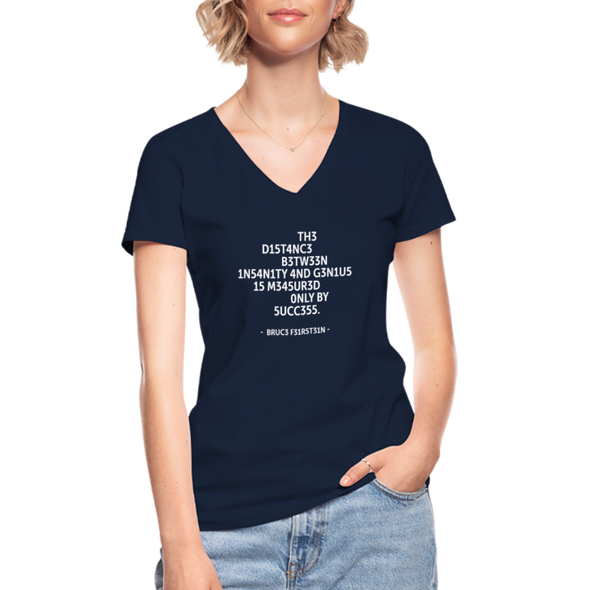 Frauen-T-Shirt mit V-Ausschnitt: The distance between insanity and genius … - Navy