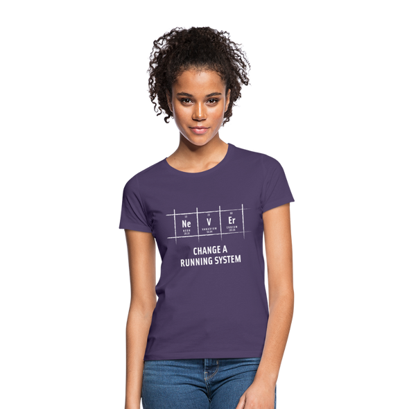 Frauen T-Shirt: Never change a running system - Dunkellila