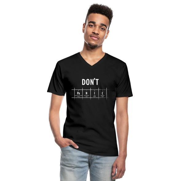Männer-T-Shirt mit V-Ausschnitt: Don‘t panic - Schwarz