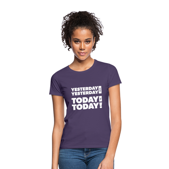 Frauen T-Shirt: Yesterday was yesterday. Today is today! - Dunkellila