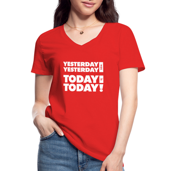 Frauen-T-Shirt mit V-Ausschnitt: Yesterday was yesterday. Today is today! - Rot