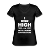 Frauen-T-Shirt mit V-Ausschnitt: I get high on … - Schwarz