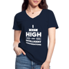 Frauen-T-Shirt mit V-Ausschnitt: I get high on … - Navy