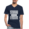 Männer-T-Shirt mit V-Ausschnitt: Spending 10 hours on debugging … - Navy